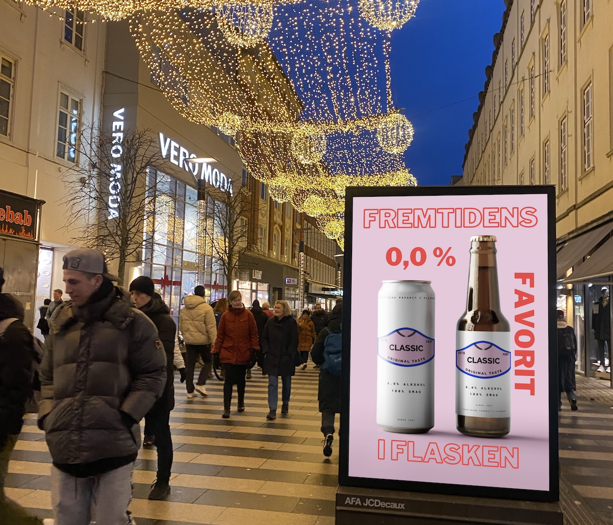 billede af strøget i århus med et reklameskilt